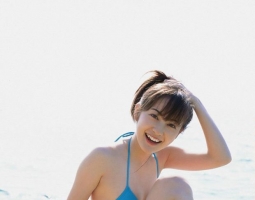 蓝色海滩阳光下的极品美体少女